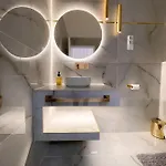 St Stephen Luxury With Jacuzzi And Sauna شقة