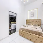 St Stephen Luxury With Jacuzzi And Sauna شقة *
