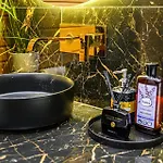 St Stephen Luxury With Jacuzzi And Sauna شقة