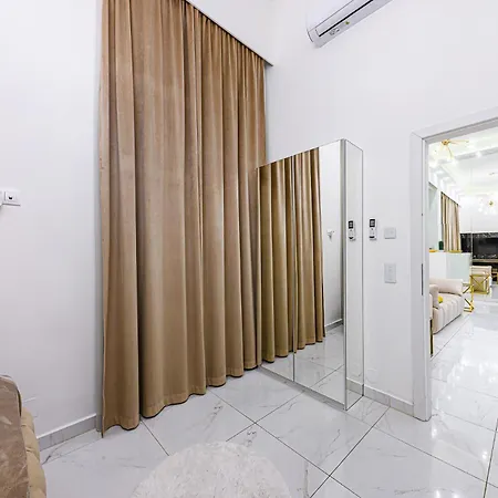 St Stephen Luxury With Jacuzzi And Sauna شقة *